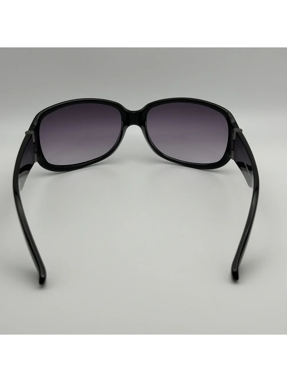 Liz Claiborne Black Oversized Sunglasses with Gradient Lenses